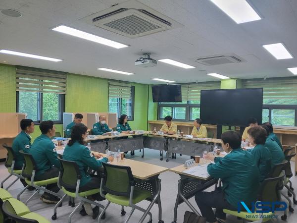 NSP통신-경상북도교육청은 14일 최근 산불 피해를 본 청송여자고등학교를 방문하여 전진석 교육부 교육자치안전정책관이 참석한 가운데 2025년 집중호우 대비 및 산불 피해 복구 관련 현장점검 회의를 개최했다. (사진 = 경상북도교육청)