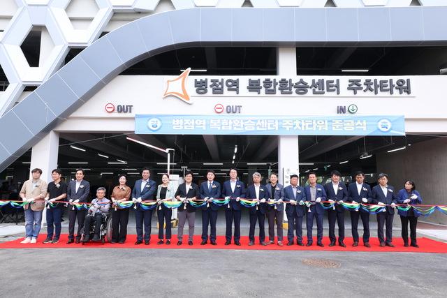NSP통신-14일 정명근 화성시장(왼쪽 열번째)과 내빈들이 주차타워 준공식에서 테이프컷팅식을 하고 있다. (사진 = 화성시)