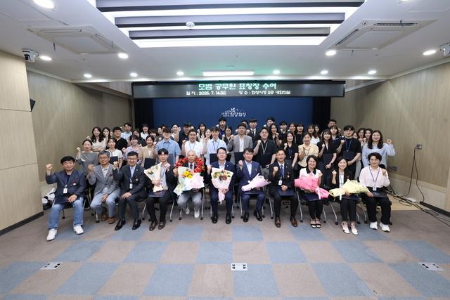 NSP통신-14일 정명근 화성시장(앞 줄 왼쪽 여섯번째)이 모범 공무원들과 기념촬영을 하고 있다. (사진 = 화성시)