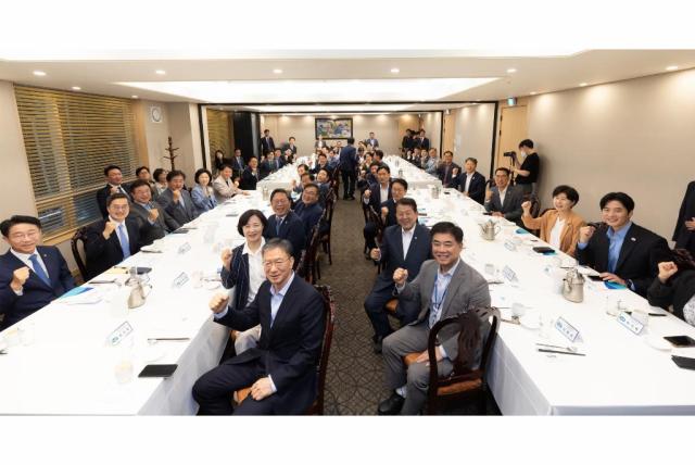 NSP통신-14일 오후 여의도에서 열린 경기도 민주당 국회의원, 원외위원장 정책간담회에서 김동연 경기도지사, 이학영 국회부의장, 김승원 더불어민주당 경기도당 위원장, 경기도 민주당 국회의원, 원외위원장 등이 기념촬영을 하고 있다. (사진 = 경기도)