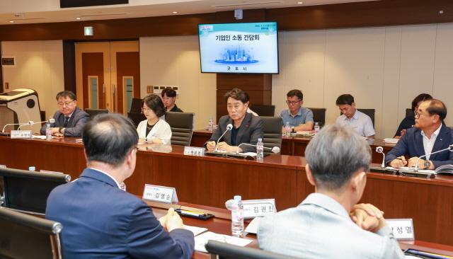 NSP통신-군포시가 민선8기 취임 3주년을 맞아 관내 기업인들과의 소통을 강화하고 기업 발전 방안을 논의하기 위한 기업인과의 소통간담회를 개최했다. (사진 = 군포시)