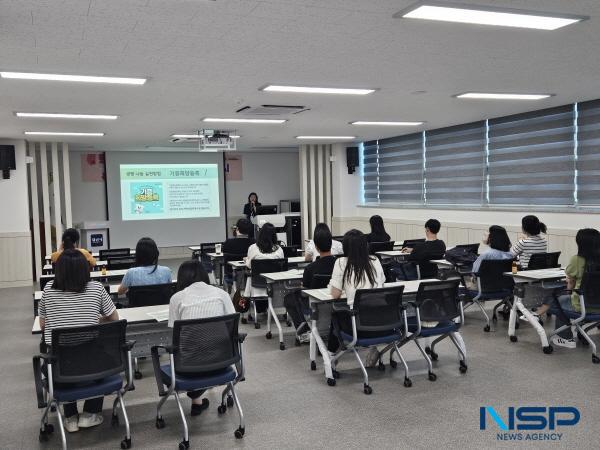 NSP통신-경산시는 지난 11일 경산시보건소 치매안심센터 보건 교육장에서 신분증명서 발급 업무를 담당하는 공무원 20여 명을 대상으로 생명 나눔 교육을 실시했다. (사진 = 경산시)