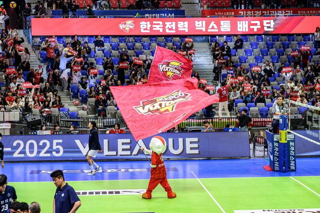NSP통신-수원체육관에서 열린 한국전력 빅스톰 경기 응원 모습. (사진 = 수원시)