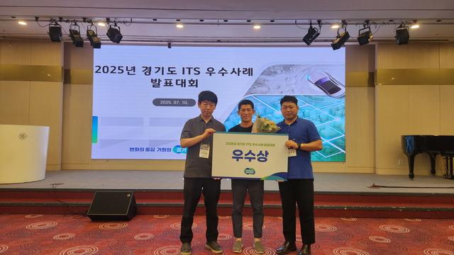 NSP통신-11일 수원시 관계자들이 수상 후 기념촬영을 하는 모습. (사진 = 수원시)