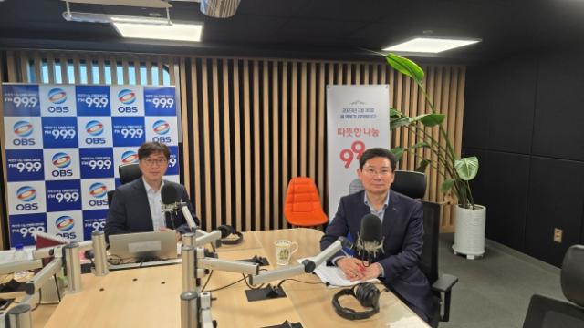 NSP통신-14일 최진만의 굿모닝 OBS에 출연한 이상일 용인특례시장(오른쪽). (사진 = 용인특례시)