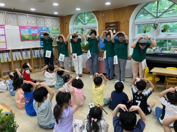 NSP통신-용인특례시가 운영하고 있는 환경실천 서포터즈 용인 Eco-조아용 세대 연계 환경교육 프로그램 모습. (사진 = 용인특례시)