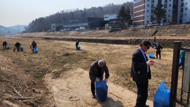 NSP통신-용인특례시가 처인구 원삼면과 백암면의 핵심 수계인 청미천 수질개선 종합계획을 수립했다. 사진은 청미천 환경정화 활동 모습. (사진 = 용인특례시)