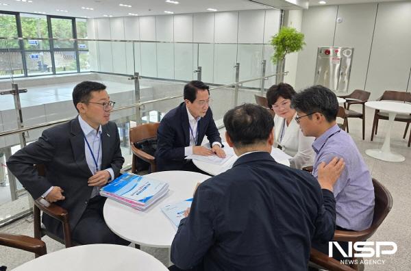NSP통신-여수시 부시장이 국정기획위원회를 방문해 14개 지역 현안을 국정과제에 반영해 줄 것을 건의했다. (사진 = 여수시)