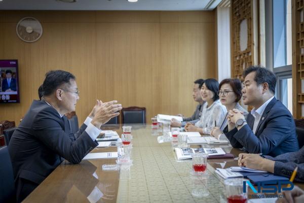 NSP통신-김재욱 칠곡군수는 지난 14일 경상북도청을 방문해 지역 현안사업에 대한 도비지원을 요청하며 적극적인 예산 확보 활동에 나섰다. (사진 = 칠곡군)