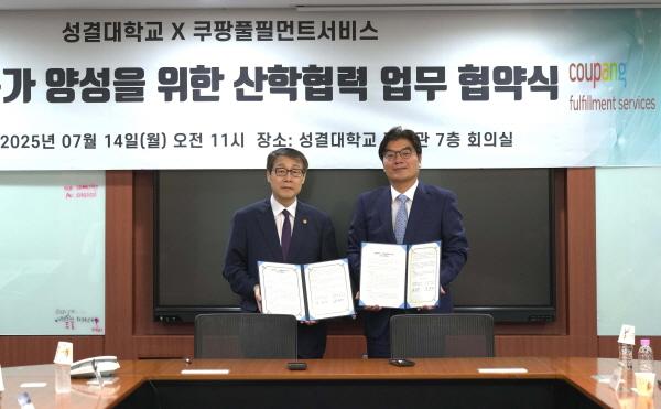 NSP통신-정종철 쿠팡풀필먼트서비스 대표이사(오른쪽)와 정희석 성결대학교 총장(왼쪽)이 업무협약식 후 기념사진을 촬영하고 있다 (사진 = 쿠팡 제공)