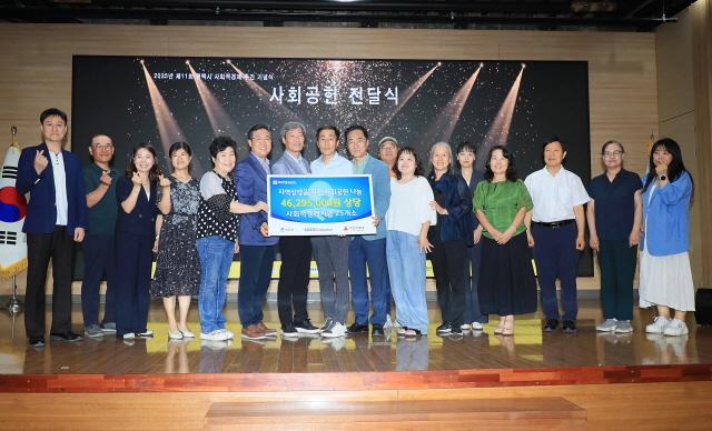 NSP통신-평택시청 대회의실에서 열린 2025년 제11회 사회적경제주간 기념식에서 정장선 시장이 유공자 표창 후 참석자들과 기념촬영을 하고 있다. (사진 = 평택시)