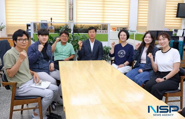 NSP통신-15일 경주시 건축허가과 한상식 과장(가운데)과 직원들이 농지보전부담금 환급 성과를 기념하며 사무실에서 파이팅을 외치고 있다. (사진 = 경주시)