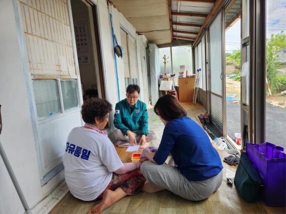 NSP통신-봉화군은 연일 계속되는 기록적인 폭염에 대응하기 위해 박시홍 부군수 주재로 방문건강관리사업 취약계층(어르신 및 독거노인) 대상 현장점검을 실시했다. (사진 = 봉화군)