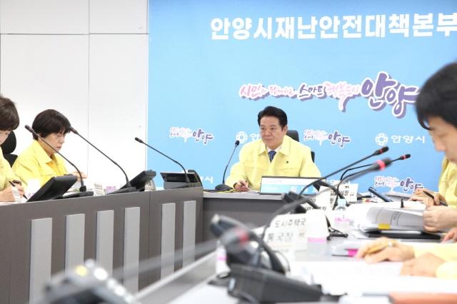 NSP통신-15일 오전 8시30분 안양시청 8층 재난안전상황실에서 최대호 안양시장 주재로 폭염 대책 보고회가 진행되고 있다. (사진 = 안양시)