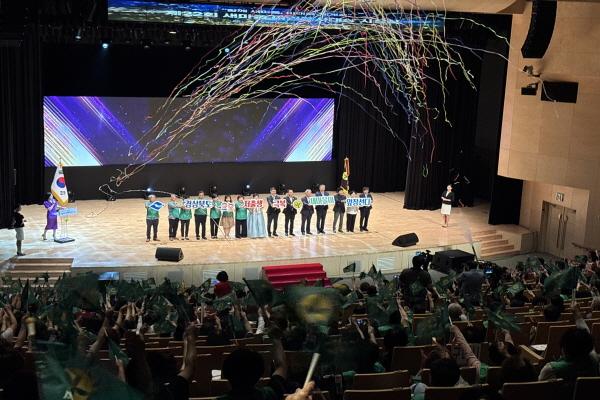 NSP통신-경상북도는 15일 도청 동락관에서 경상북도새마을회주관으로 김민석 정책실장을 비롯한 최병준 경상북도의회 부의장, 시군 새마을부녀회원 등 800여 명이 참석한 가운데 제22회 새마을여인봉사대상 시상식 및 새마을힐링콘서트 대회를 개최했다. (사진 = 경상북도)