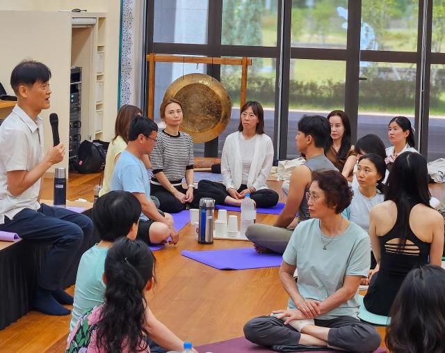 NSP통신-차와 오감명상 수련을 지도하는 박승태 학과장(왼쪽). (사진 = 원광디지털대)