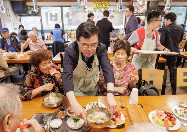 NSP통신-진교훈 서울 강서구청장(가운데)이 백세 어르신 축하연 및 효잔치를 찾아 어르신들께 삼계탕을 배식하고 있다.