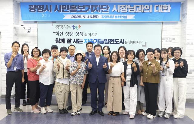 NSP통신-15일 열린 2025 광명시 홍보서포터즈 워크숍에서 시민홍보기자단과 박승원 광명시장이 기념촬영을 하고 있다. (사진 = 광명시)