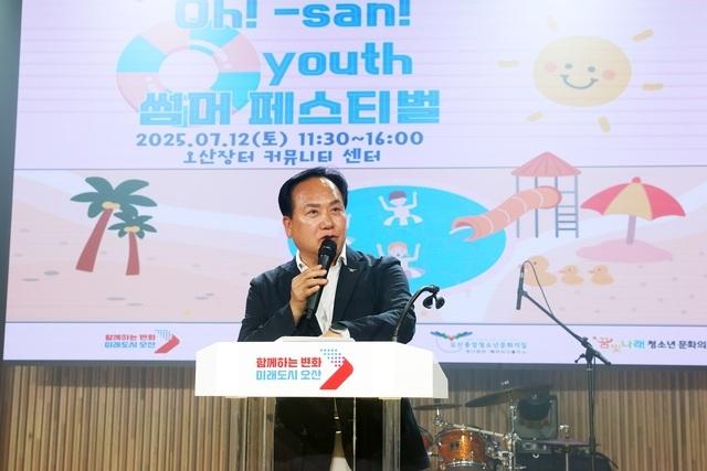 NSP통신-12일 이권재 오산시장이 청소년 어울림마당 행사에서 인사말을 하는 모습. (사진 = 오산시)