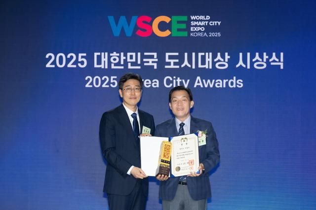 NSP통신-15일 이재준 수원시장(오른쪽)이 2025년 대한민국 도시대상 시상식에서 대통령상을 받고 있다. (사진 = 수원시)