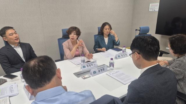 NSP통신-정경자 경기도의원이 14일 경기도청에서 개최된 마약중독 낮병원 운영 및 연계모델 실무협의회에서 도 내 마약중독자의 실질적 회복을 위한 치료 중심 대응체계 구축 방안을 논의하고 있다. (사진 = 경기도의회)