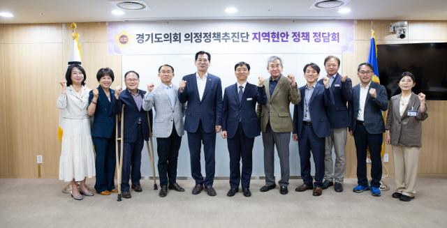 NSP통신-14일 김선영 경기도의회 경제노동위원회 부위원장이 의정정책추진단 정담회에 추진위원으로 참석했다. 사진은 참석자들과의 기념촬영 모습. (사진 = 경기도의회)