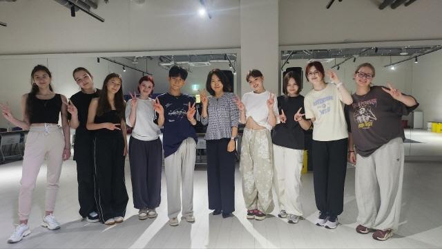 NSP통신-﻿김포대학교 K-POP 댄스 교육 프로그램에 참여한 러시아 카잔 연방 학생들이 박진영 김포대학교 총장(오른쪽 다섯 번째)과 함께 포즈를 취하고 있다. (사진 = 김포대학교)