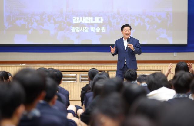 NSP통신-박승원 광명시장이 15일 하안북중학교를 방문해 2025년 찾아가는 청소년 자치분권교실 특별강사로 나서 2학년 학생들에게 자치분권에 대해 설명하고 있다. (사진 = 광명시)
