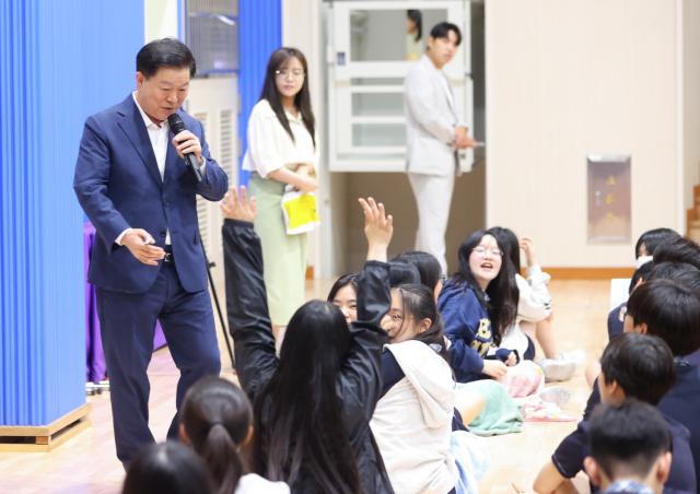 NSP통신-박승원 시장이 학생들에게 자치분권에 대해 알기쉽게 설명하고 있다. (사진 = 광명시)
