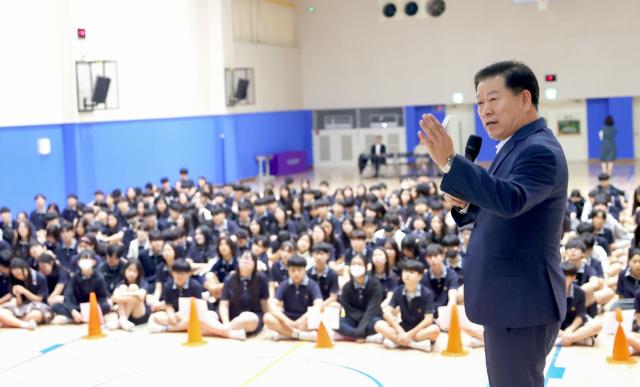 NSP통신-하안북중학교 2025년 찾아가는 청소년 자치분권교실 특별강사로 나선 박승원 시장의 강연 모습. (사진 = 광명시)