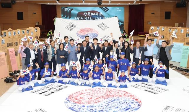 NSP통신-15일 이재식 수원시의회 의장(앞 줄 왼쪽 여섯번째) 및 참석자들이 대형 태극기 제작 후 기념촬영을 하는 모습. (사진 = 수원시의회)