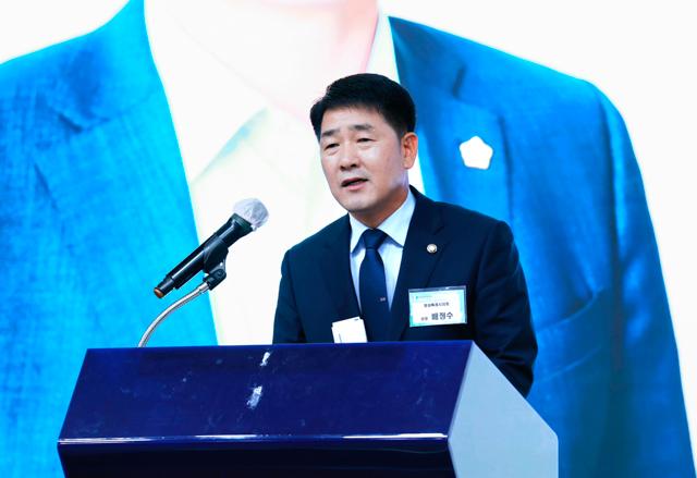 NSP통신-15일 배정수 화성시의회 의장이 경제인 포럼에서 축사를 하는 모습. (사진 = 화성시의회)