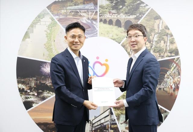 NSP통신-이계삼 안양시 부시장(왼쪽)과 김기범 경기도 철도항만물류국장이 안양시청에서 서울 서부선·위례과천선 안양권 연장 추진을 위한 면담을 가졌다. 사진은 철도노선 추진 건의서 전달 기념촬영 모습. (사진 = 안양시)