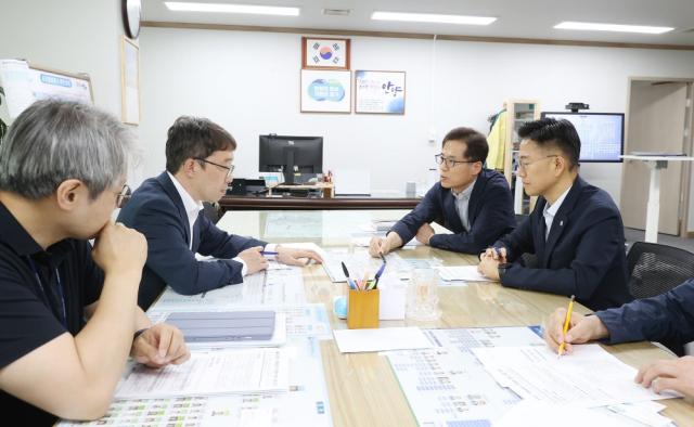 NSP통신-안양시 및 경기도 철도 관계자가 서울 서부선·위례과천선 안양권 연장 추진을 위한 면담을 하고 있다. (사진 = 안양시)