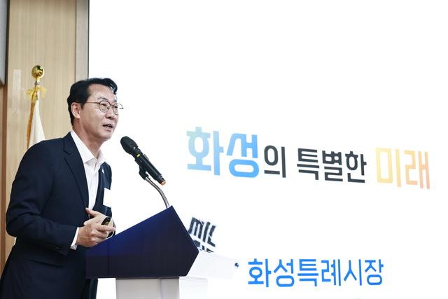 NSP통신-정명근 화성시장이 15일 화성상공회의소 컨벤션홀에서 열린 제200차 화성경제인포럼에서 특별 강연을 하고 있다. (사진 = 화성시)