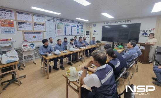 NSP통신-현장 근로자 대상으로 온열질환 예방교육 (사진 = 여수광양항만공사)