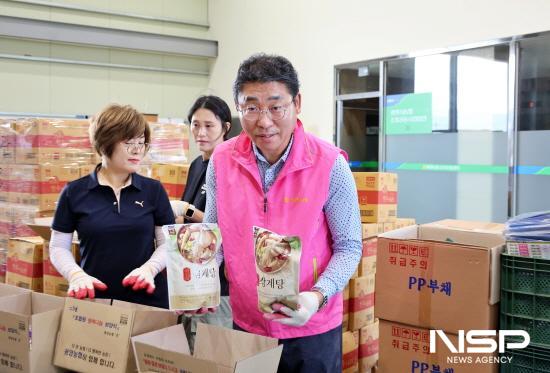 NSP통신-허순구 조합장과 직원들 꾸러미 세트 제작 (사진 = 광양농협)