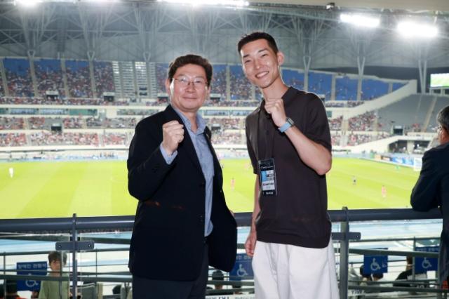NSP통신-이상일 시장이 15일 용인미르스타디움에서 우상혁 선수와 기념사진을 촬영하고 있다. (사진 = 용인특례시)