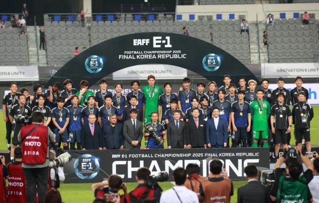 NSP통신-이상일 시장이 정몽규 회장, 박항서 KFA 부회장, E-1 챔피언십 우승팀 등과 기념사진을 촬영하고 있다. (사진 = 용인특례시)