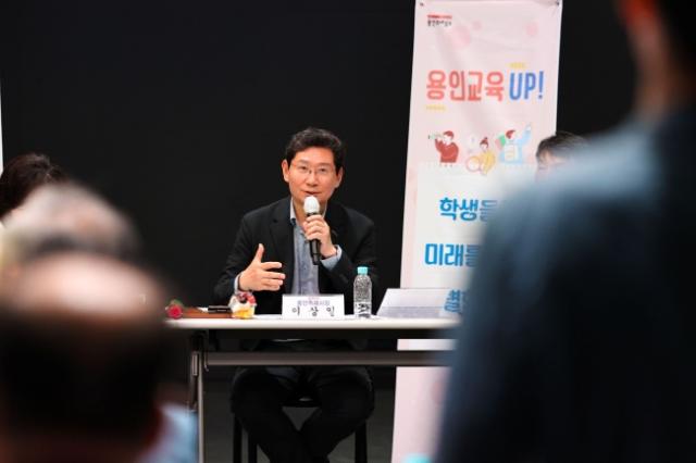 NSP통신-15일 용인미디어센터에서 열린 학교장 간담회에 참석한 이상일 시장이 발언하고 있다. (사진 = 용인특례시)