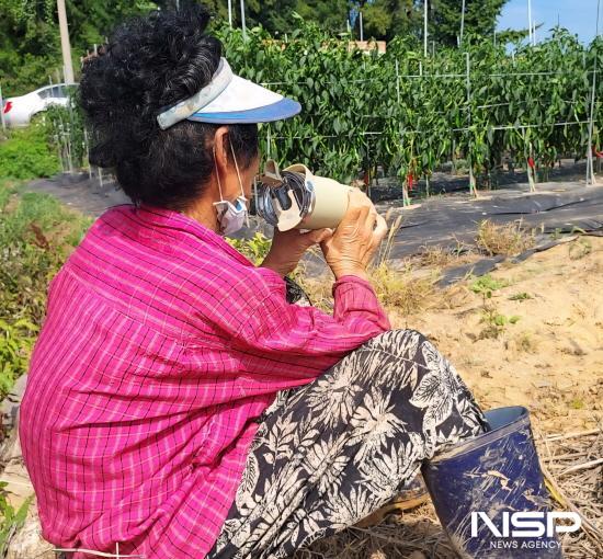NSP통신-보냉 텀블러 속 물을 섭취하는 노인맞춤돌봄서비스 이용자 (사진 = 광양시청)