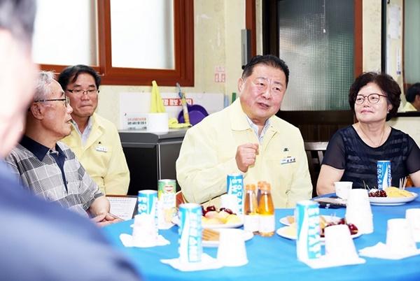 NSP통신-김경일 파주시장의 금촌13통 현장 점검 모습 (사진 = 파주시)
