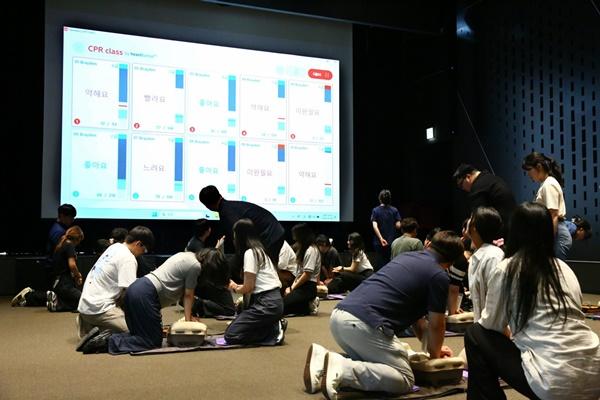 NSP통신-㈜한화 건설부문 안전보건관리자들이 심폐소생술 체험을 하고 있다. (사진 = 한화 건설부문)
