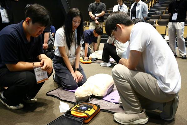 NSP통신-㈜한화 건설부문 안전보건관리자들이 상황에 맞춰 자동심장충격기(AED)를 사용하고 있다. (사진 = 한화 건설부문)