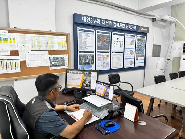 NSP통신-㈜한화 건설부문 부산대연3구역 재건축 정비사업현장 양승철 현장소장이 안전보건 리더십 교육을 받고 있다. (사진 = 한화 건설부문)