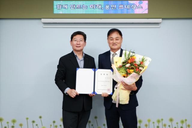 NSP통신-이상일 시장(왼쪽)이 용인특례시 시민프로축구단 초대 감독으로 선임된 최윤겸 감독과 기념촬영을 하고 있다. (사진 = 용인특례시)