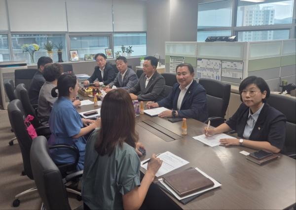 NSP통신-15일 경기도의회 안산도의원협의회가 경기도교육청과 경기안산1교 설립 추진 정책 간담회를 하고 있다. (사진 = 강태형 의원실)