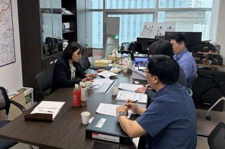 NSP통신-황세주 경기도의원이 15일 도의회에서 경기도청 기후환경에너지국 에너지관리과, 경기도수자원본부 등 경기도의 정책 실무진과 간담회를 하고 있다. (사진 = 경기도의회)