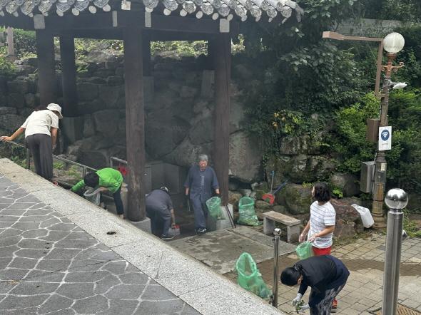 NSP통신-오전약수관광지 여름철 관광객 맞이 구슬땀, 상인회‧봉화군 합심 환경정비 및 음식점 위생점검 실시, 오전약수관광지 역사적 명성에 더한 먹거리와 관광시설로 재조명 (사진 = 봉화군)