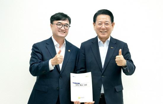 NSP통신-김영록 전남도지사가 임기근 기획재정부 2차관에게 지역 핵심 사업 전달 (사진 = 전라남도)